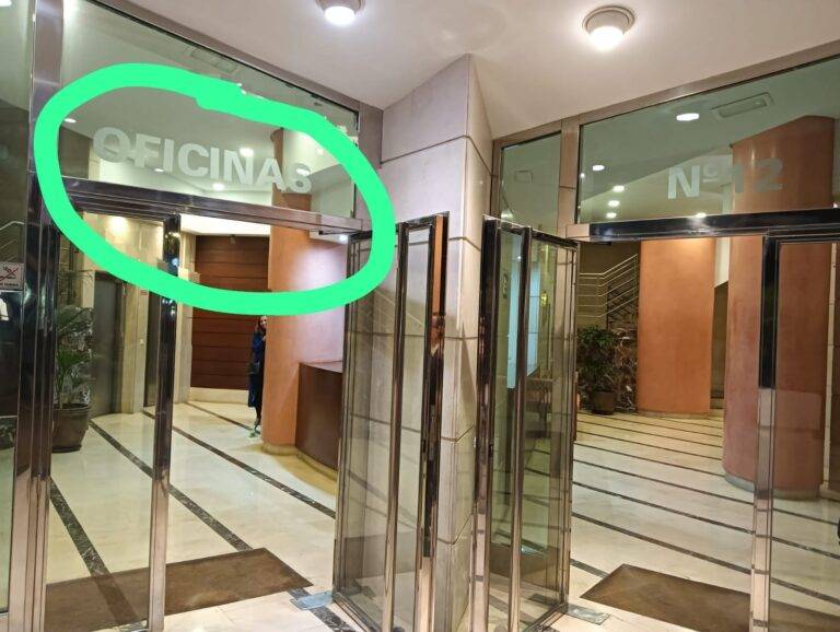 Step 3: The glass entrance door marked OFICINAS